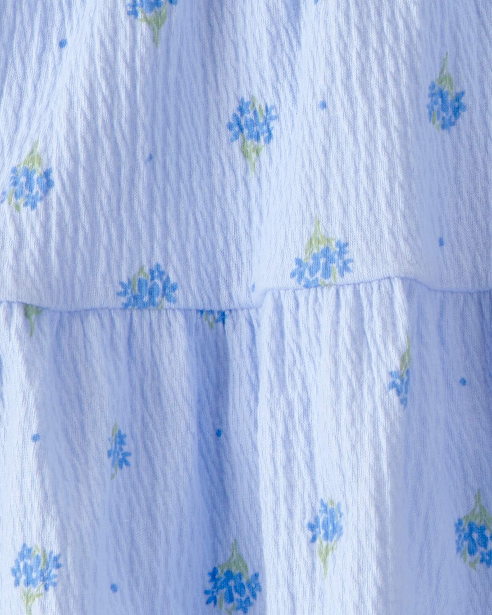 Set dos piezas, short pollera de jersey arrugado y remera de algodón, azul, diseño floral Sin color