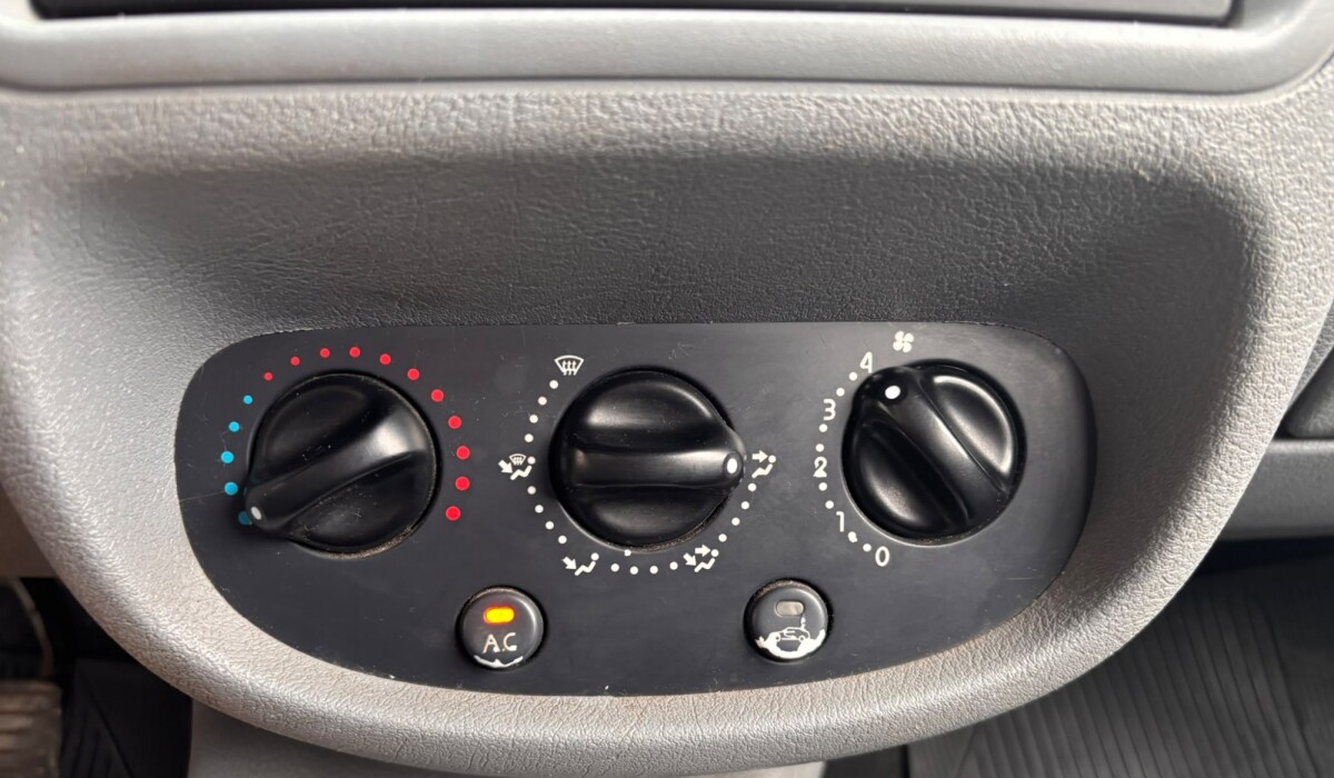 Renault Clio Authentique 1.2 - 2012 Renault Clio Authentique 1.2 - 2012