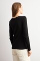 Remera escote bote negro
