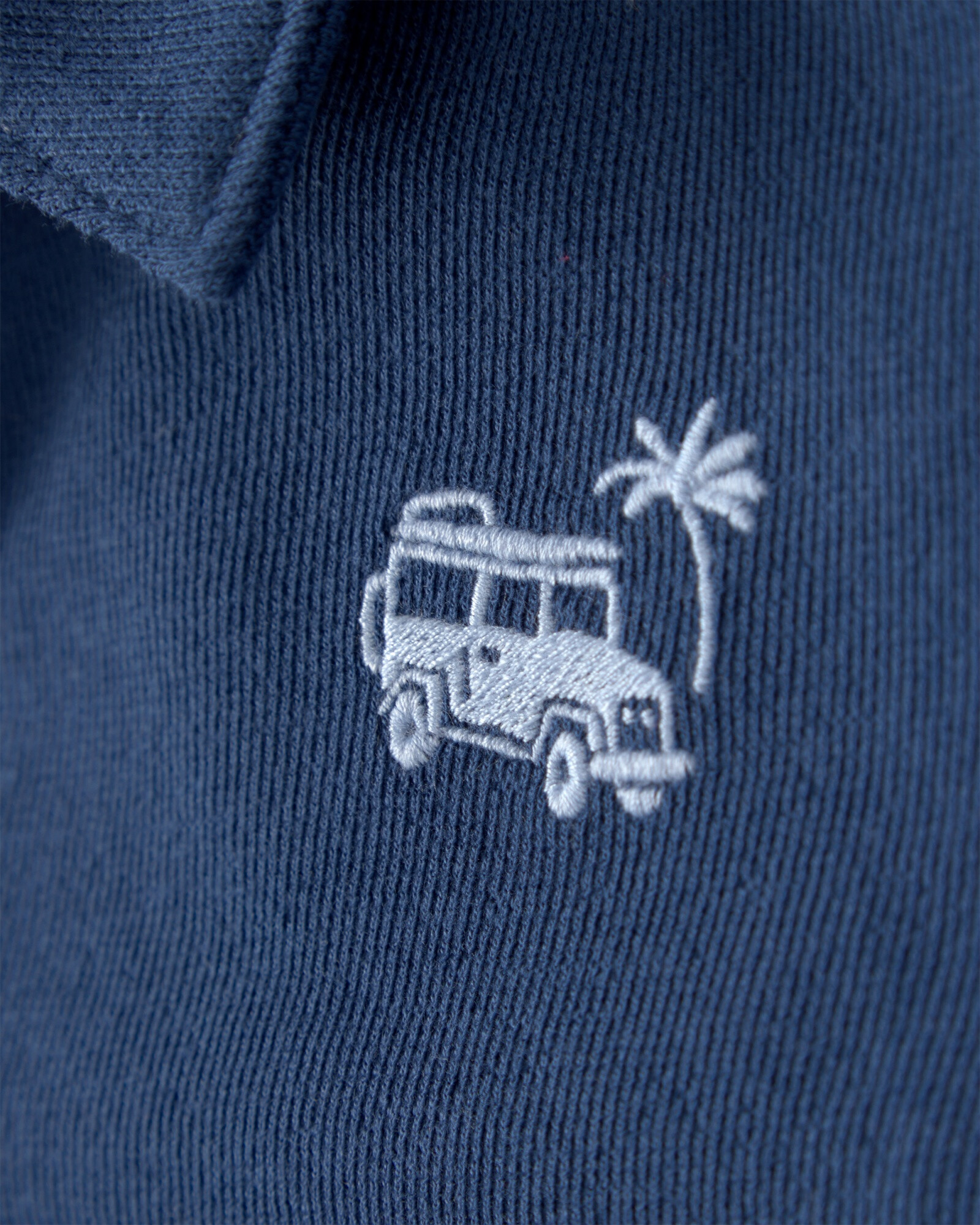 Set dos piezas de algodón, short y remera, azul marino, auto bordado. Talles 2-5T Sin color