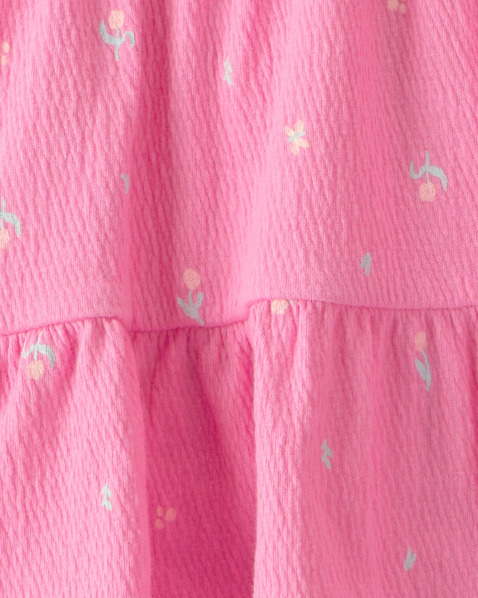 Set dos piezas, short pollera de jersey arrugado y remera de algodón, rosado, diseño floral Sin color