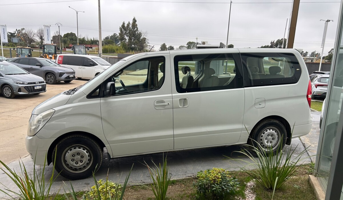 Hyundai H1 MiniBus 12 Plz GLS Diesel - 2014 Hyundai H1 MiniBus 12 Plz GLS Diesel - 2014