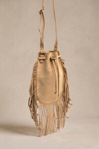 Cartera Flecos Gamuza Vegana Camel