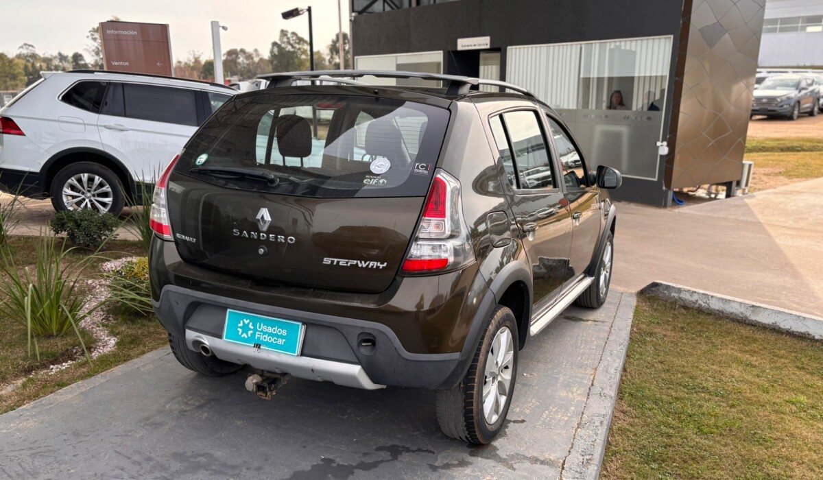 Renault Sandero Stepway Comf. 1.6 - 2014 Renault Sandero Stepway Comf. 1.6 - 2014