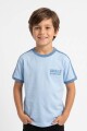 Remera m/c con vivos y estampa AZUL CLARO