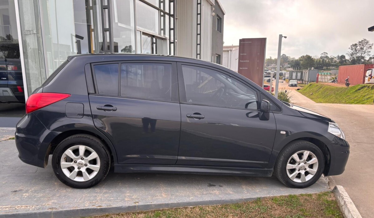 Nissan Tiida Estándar - 2010 Nissan Tiida Estándar - 2010