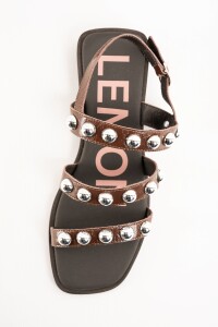 Sandalia De Tiras Con Tachas Chocolate