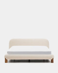 Cama desenfundable Odina bouclé crudo y patas de madera maciza de fresno acabado tono nogal para colchón de 180 x 200 cm