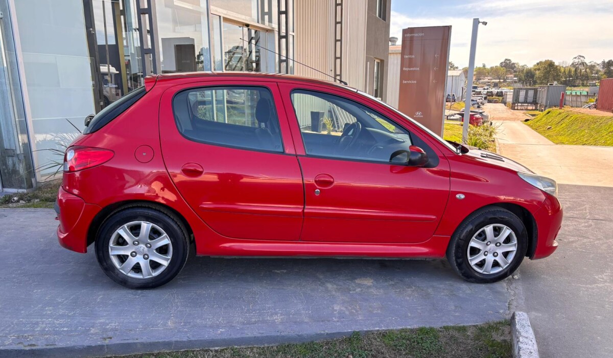 Peugeot 207 1.4 Compact - 2013 Peugeot 207 1.4 Compact - 2013