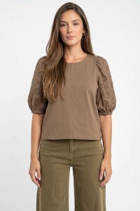 Remera Manga Globo Broderie Oliva