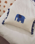 Almohadón Tandani de algodón beige con elefante bordado azul 30 x 50 cm Almohadón Tandani de algodón beige con elefante bordado azul 30 x 50 cm