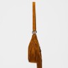 Cartera al hombro Western en efecto gamuza Cuoio