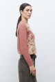 Sweater con bordado rojo melange