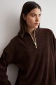Sweater acanalado con cierre chocolate