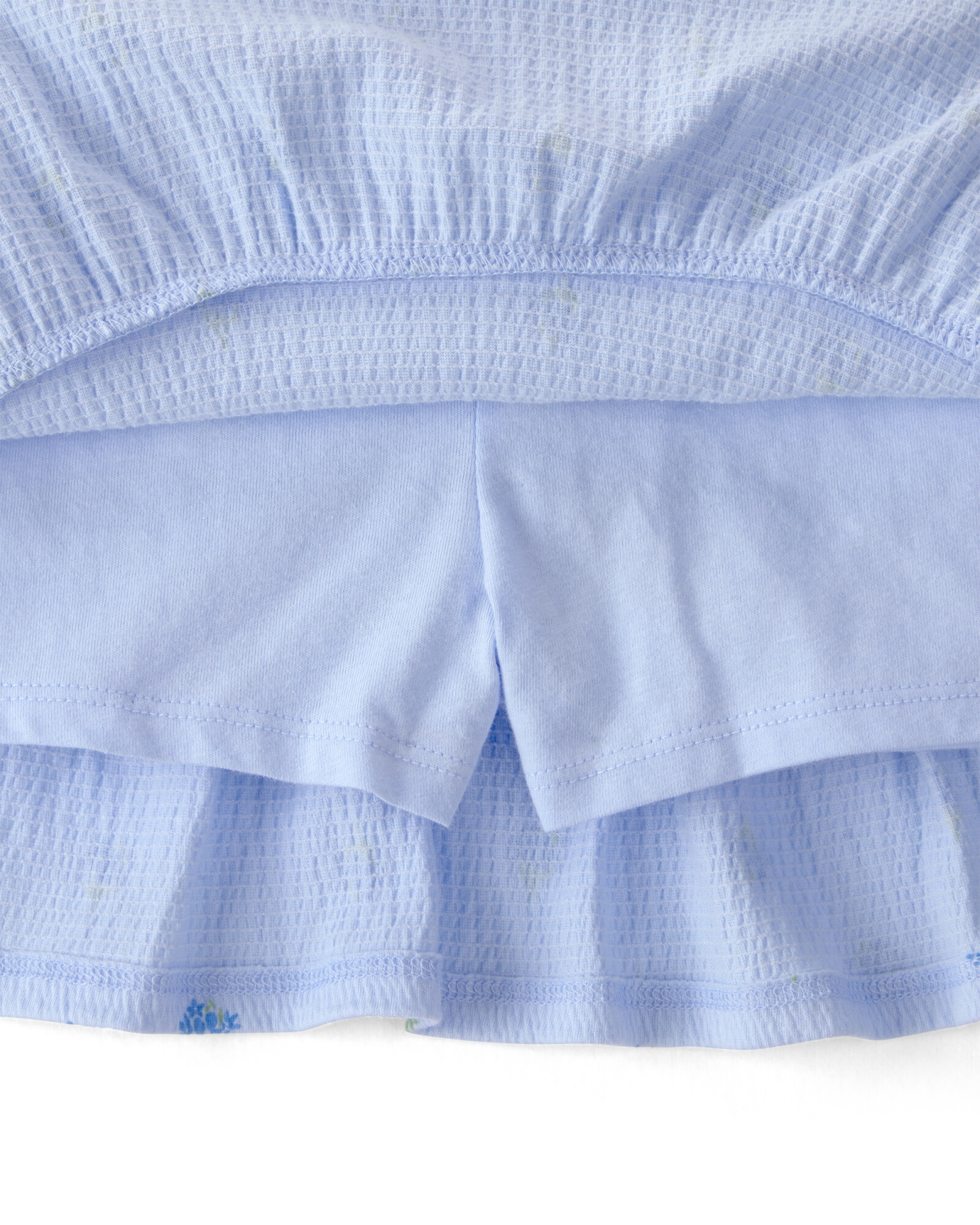 Set dos piezas, short pollera de jersey arrugado y remera de algodón, azul, diseño floral Sin color