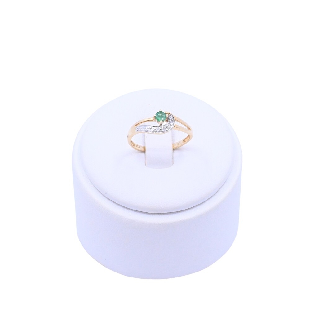Anillo oro 18k con esmeralda y brillantes Anillo oro 18k con esmeralda y brillantes