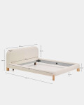 Cama desenfundable Odina bouclé crudo y patas de madera maciza de fresno acabado tono natural para colchón de 180 x 200 cm.