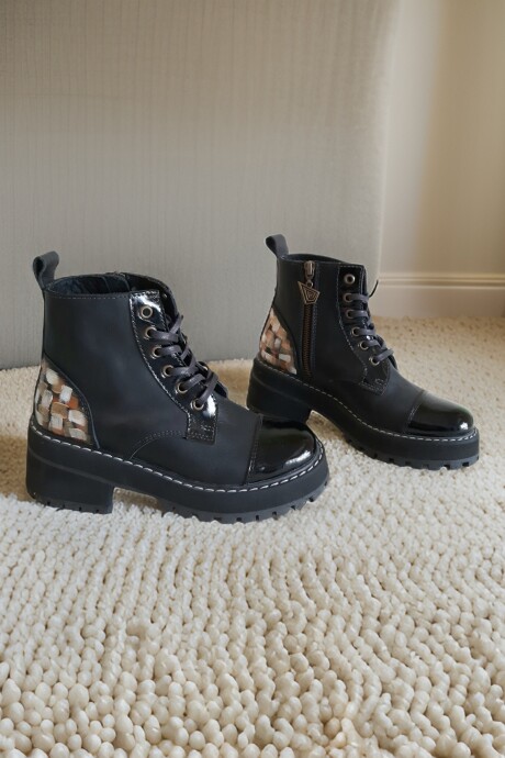 Bota Borcego Alkira Negro Con Arte Linea Ottenta. Bota Borcego Alkira Negro Con Arte Linea Ottenta.