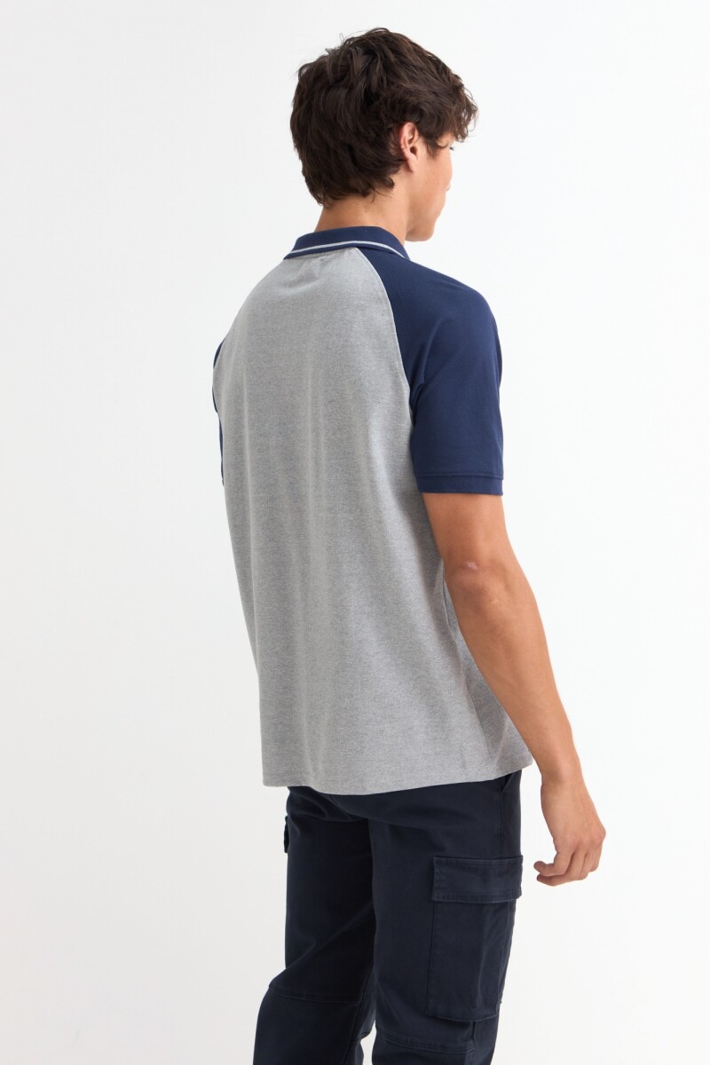 Remera polo manga corta combinada GRIS