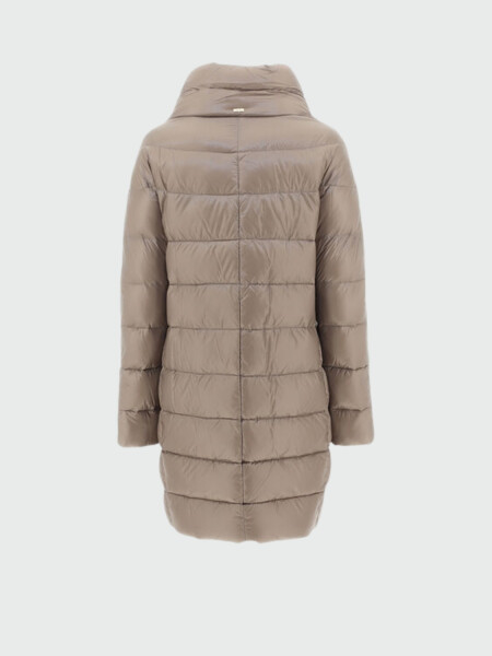 Herno - Campera de corte recto confeccionada en nylon ultraligth. Dora Caqui