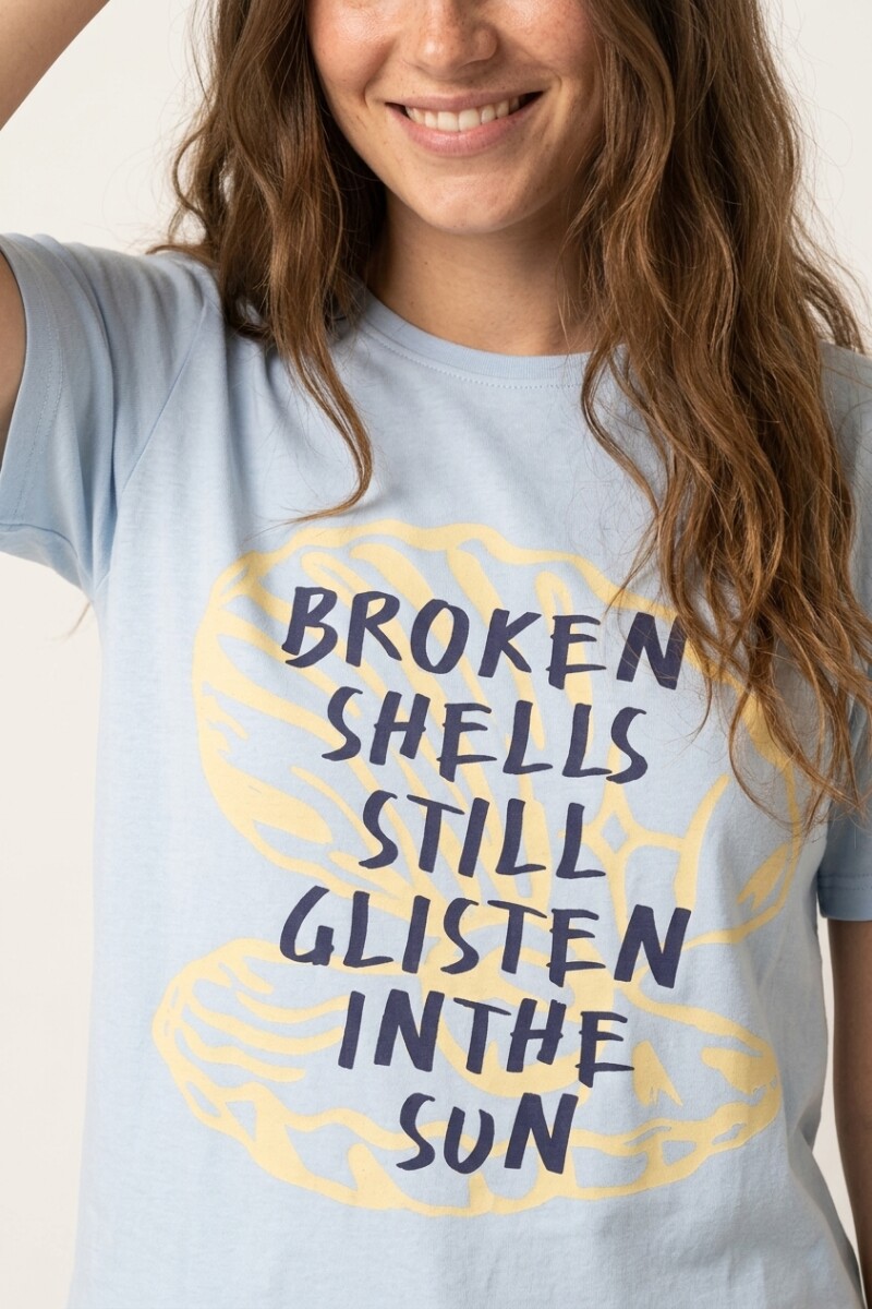 Remera m/c estampada Shells Glisten CELESTE