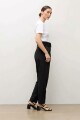 Pantalón sastrero con cinturón negro