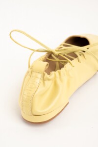 Chatita Acordonada Amarillo