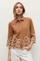 Camisa bordado en contraste camel