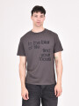 REMERA FOCUS GRIS OSCURO