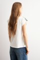 Remera escote V estampa paisley blanco