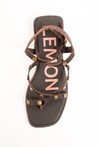 Sandalia Tobillera Con Tachas Chocolate