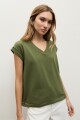 Remera con vainillas verde oliva