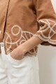 Camisa bordado en contraste camel