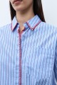 Camisa rayada con bordado en contraste celeste