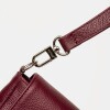 Cartera al hombro Signature en cuero graneado Bordeaux