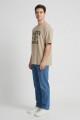 Remera m/c estampa universitaria KHAKI