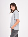 REMERA DETAIL GRIS CLARO
