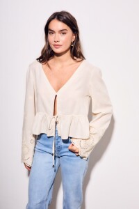 Blusa Con Lino Bordada Nacar