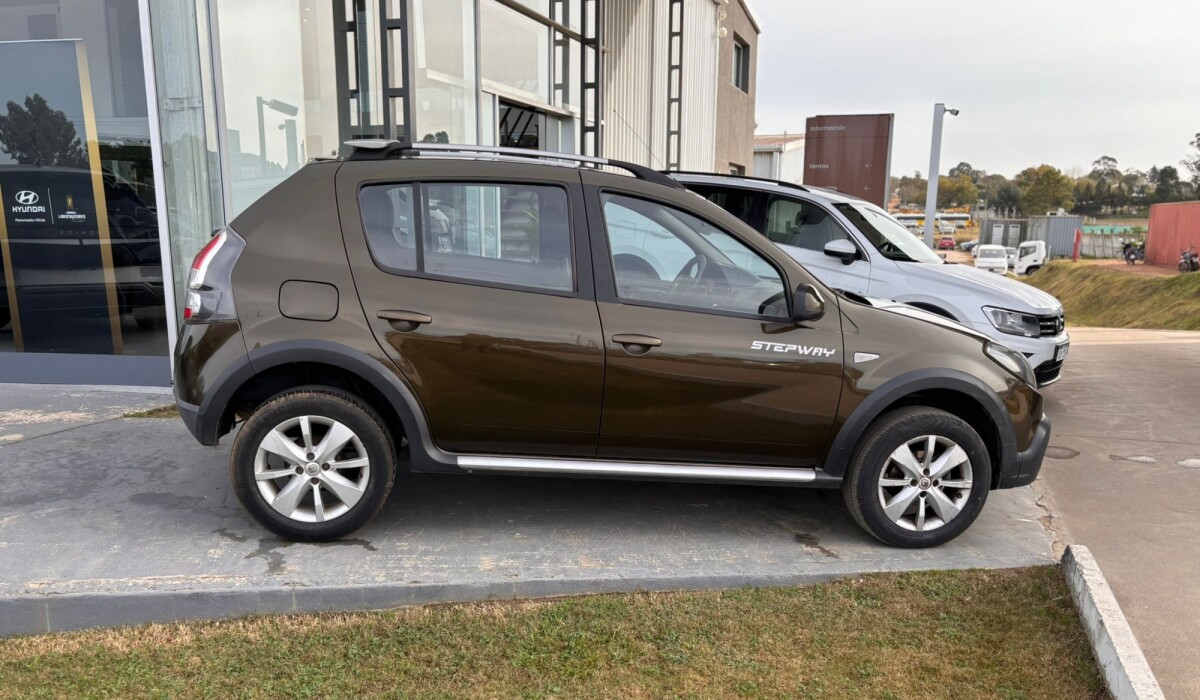 Renault Sandero Stepway Comf. 1.6 - 2014 Renault Sandero Stepway Comf. 1.6 - 2014