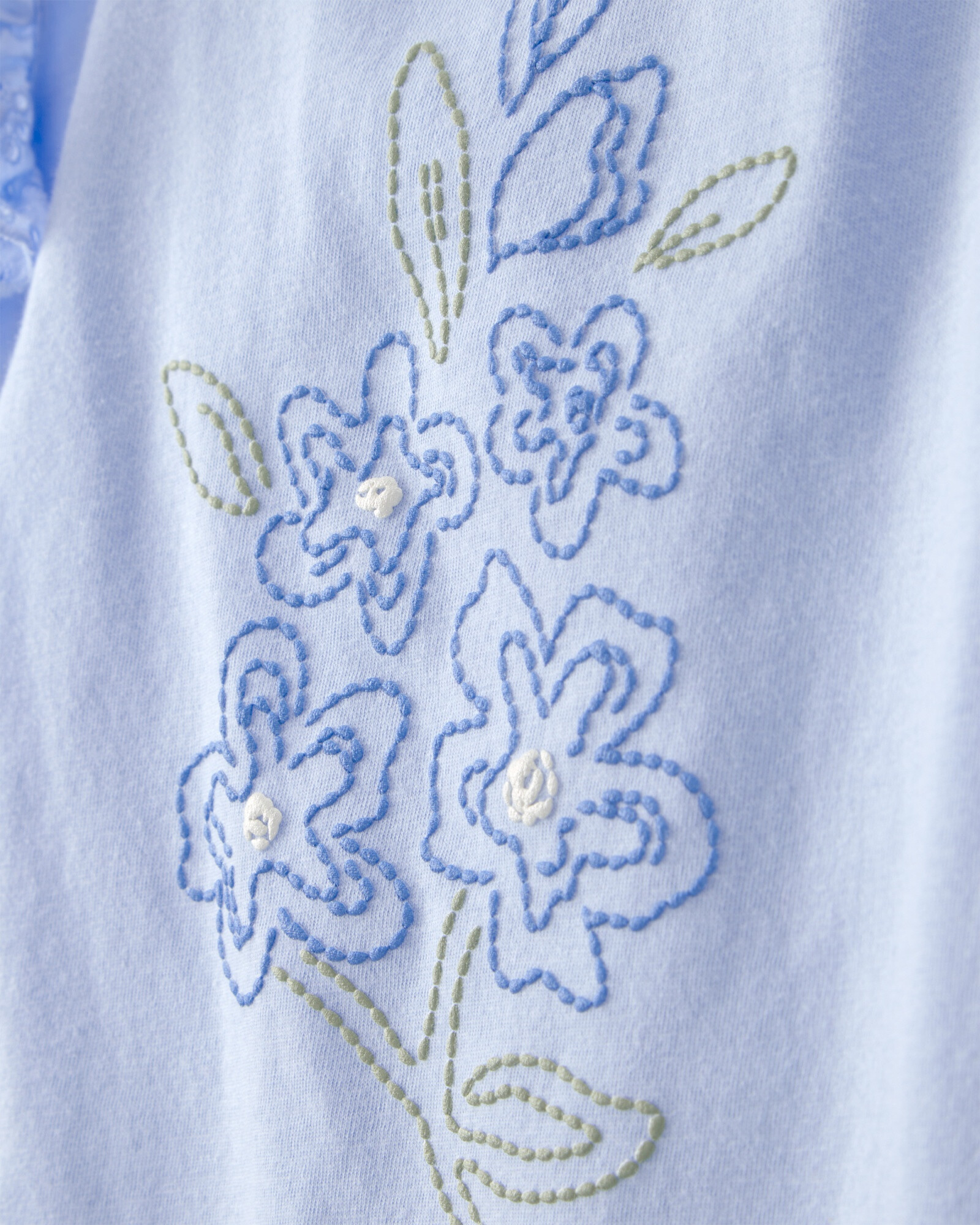 Set dos piezas, short pollera de jersey arrugado y remera de algodón, azul, diseño floral Sin color