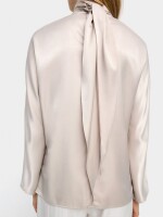 Blusa Satinada Con Cuello Alto beige