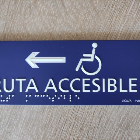 Señalética Ruta Accesible en Braille y Altorrelieve IZQUIERDA