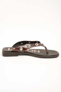 Sandalia Ojota Tachas Chocolate