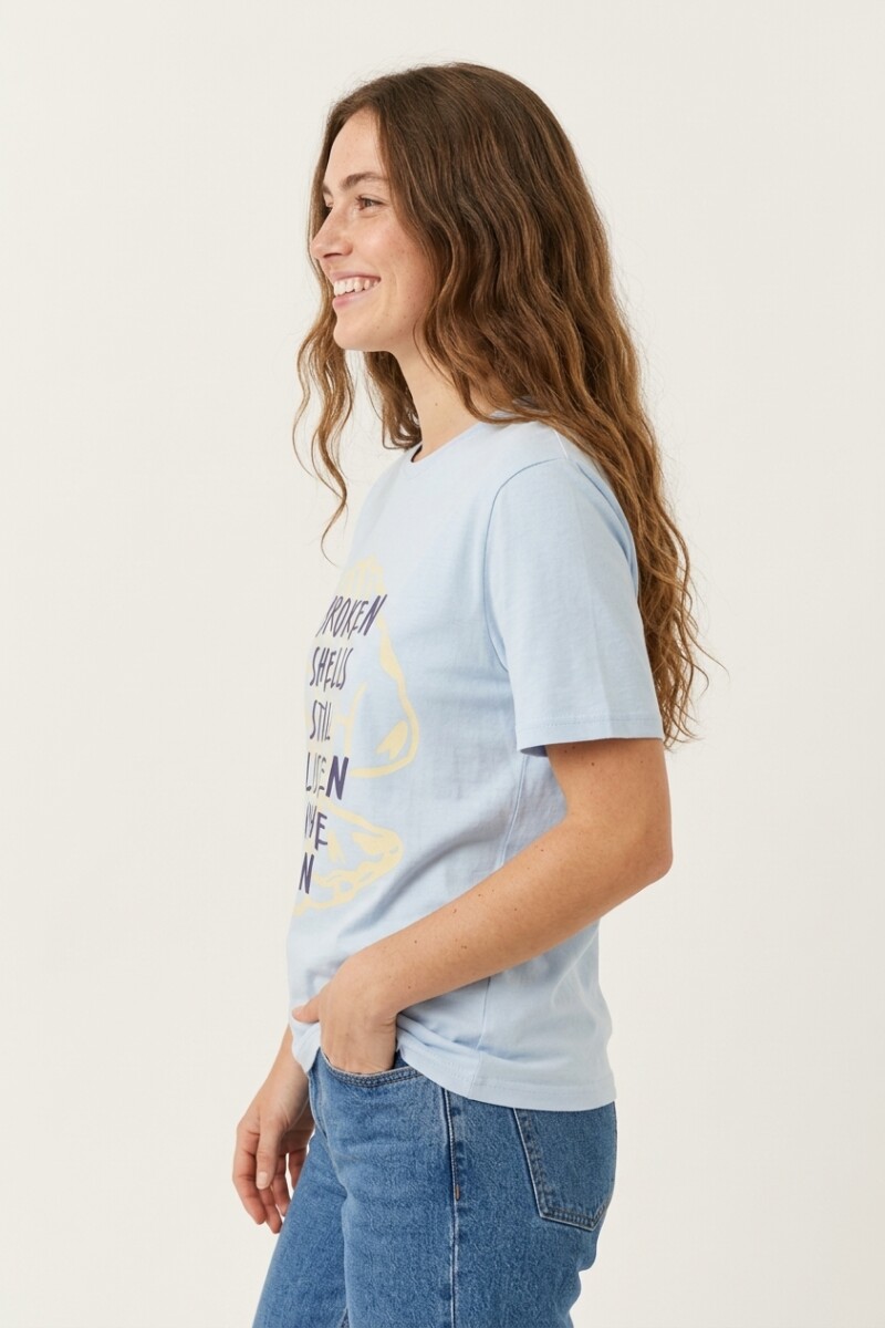 Remera m/c estampada Shells Glisten CELESTE
