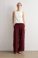Pantalón con vivo y botones laterales ciruela
