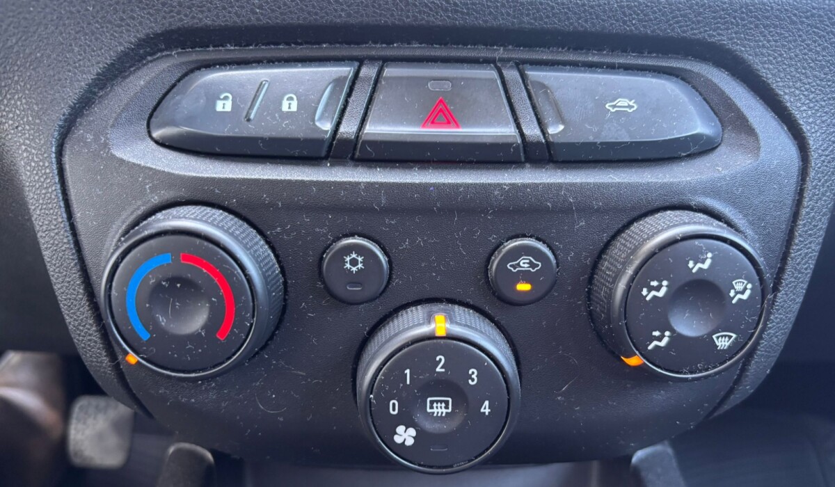 Chevrolet Onix Joy 1.0 - 2023 Chevrolet Onix Joy 1.0 - 2023