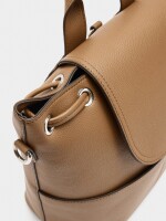 Mochila Con Textura Y Solapa camel