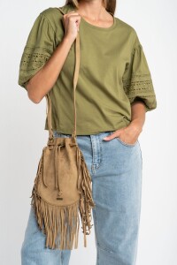 Cartera Flecos Gamuza Vegana Camel