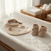 Set babero y zapatitos primer muda Carters beige