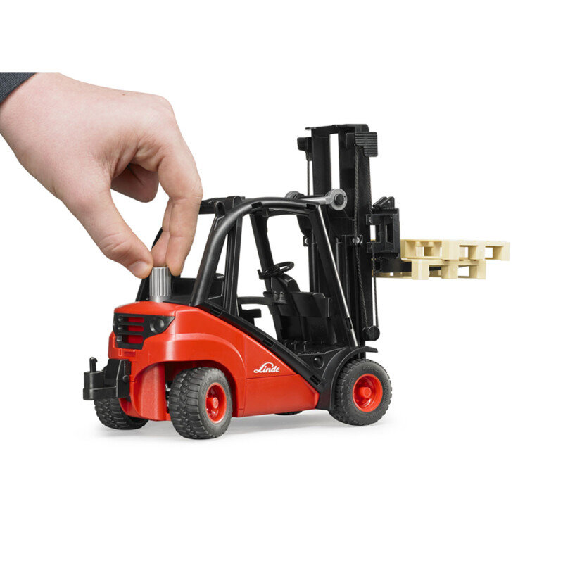 Auto elevadora H30D Linde con acoplamiento de remolque Bruder Auto elevadora H30D Linde con acoplamiento de remolque Bruder